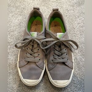 Cariuma OCA Low Canvas Sneakers in Mystic Grey - Size 9